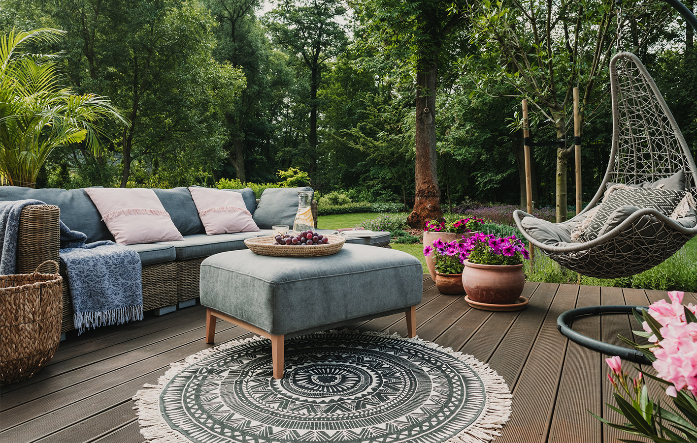 Holzterrasse im Garten mit Pflanzen und gemütlicher Atmosphäre.