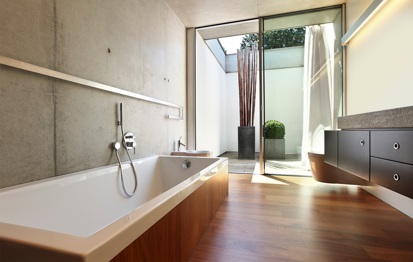 Kinder entspannen auf einem Holzboden und spielen in einer gemütlichen Wohnumgebung