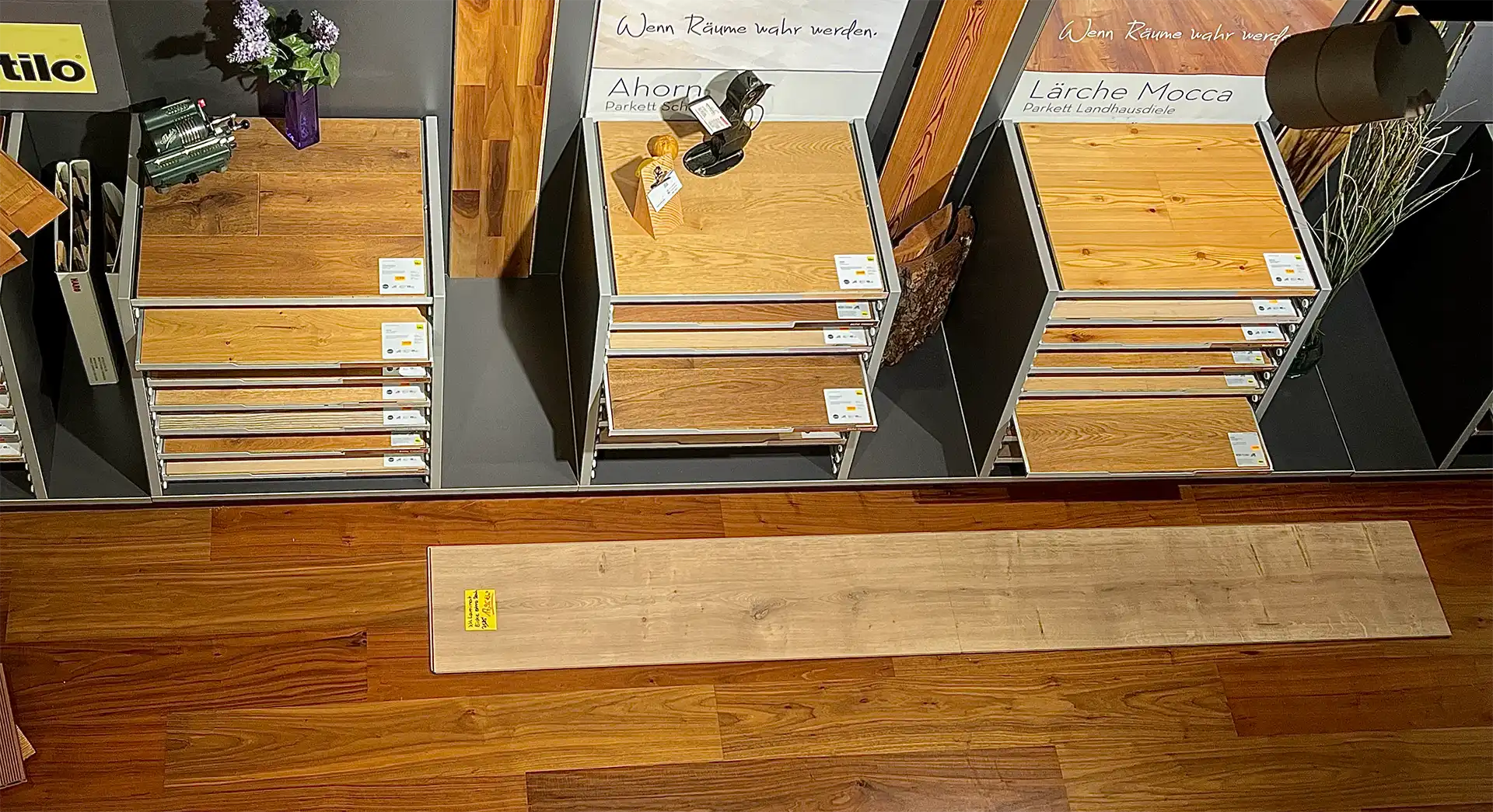 Blick von oben auf die Böden in der Ausstellung bei Holz Steinsdorfer