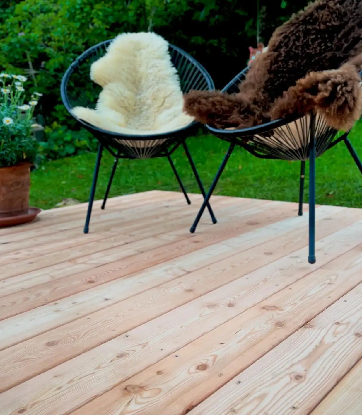 Eine wunderschöne neue Terrasse aus Lärchenholz