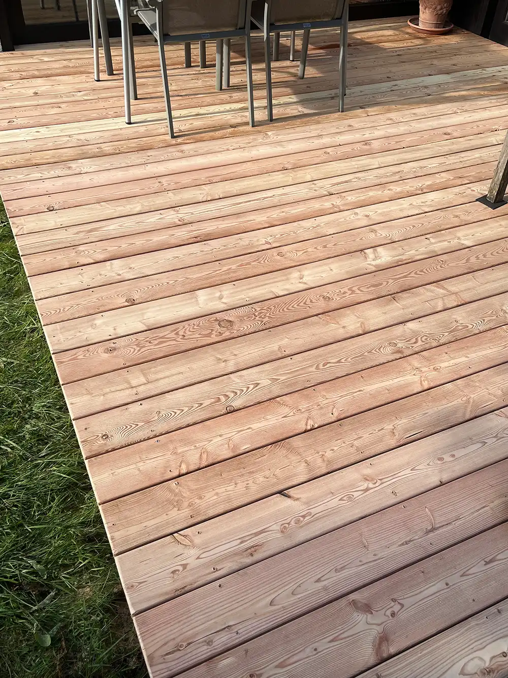 Nahaufnahme einer hellen Holzterrasse