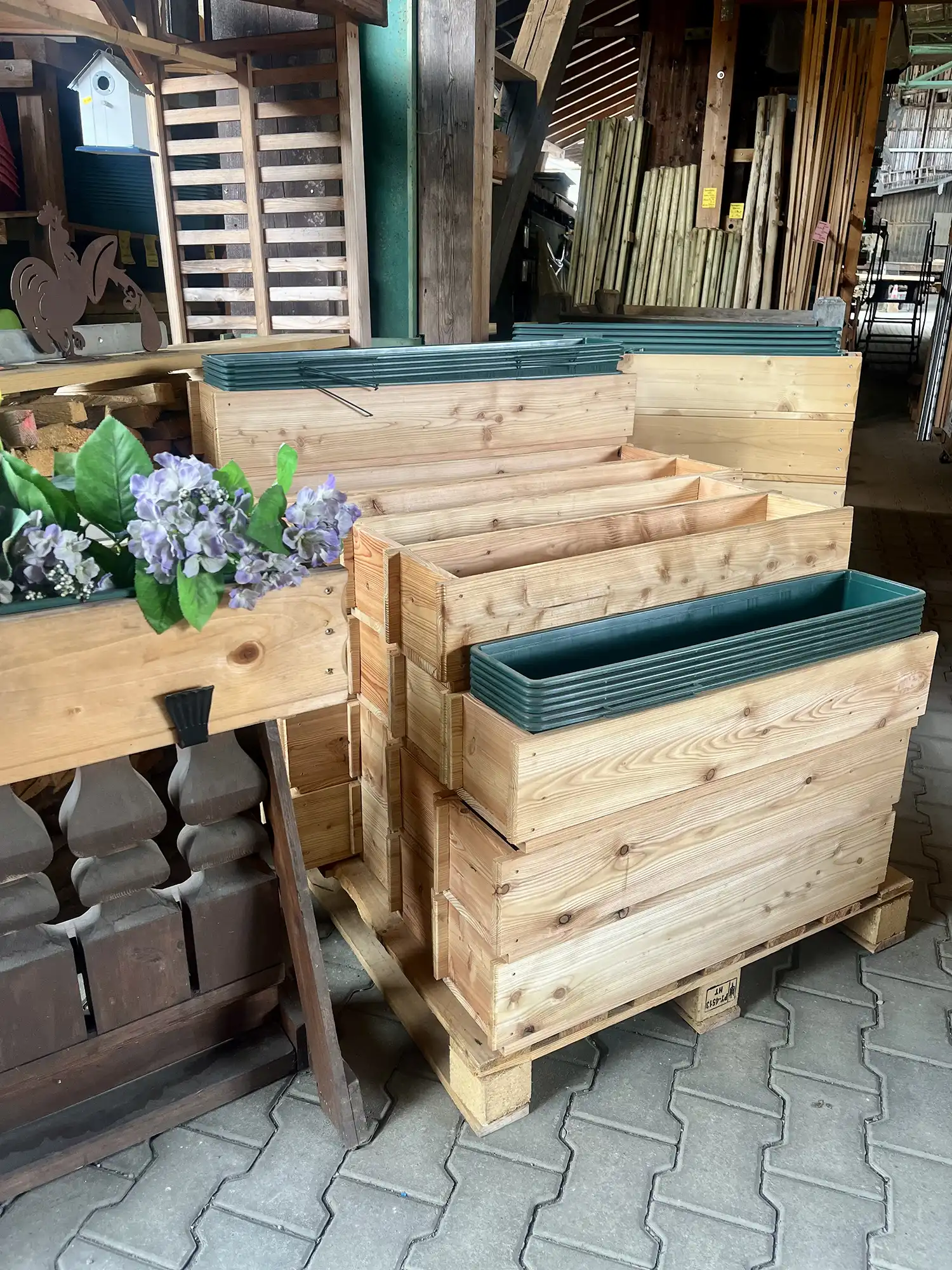 Blumenkästen gestapelt in bei Holzfachmarkt Steinsdorfer
