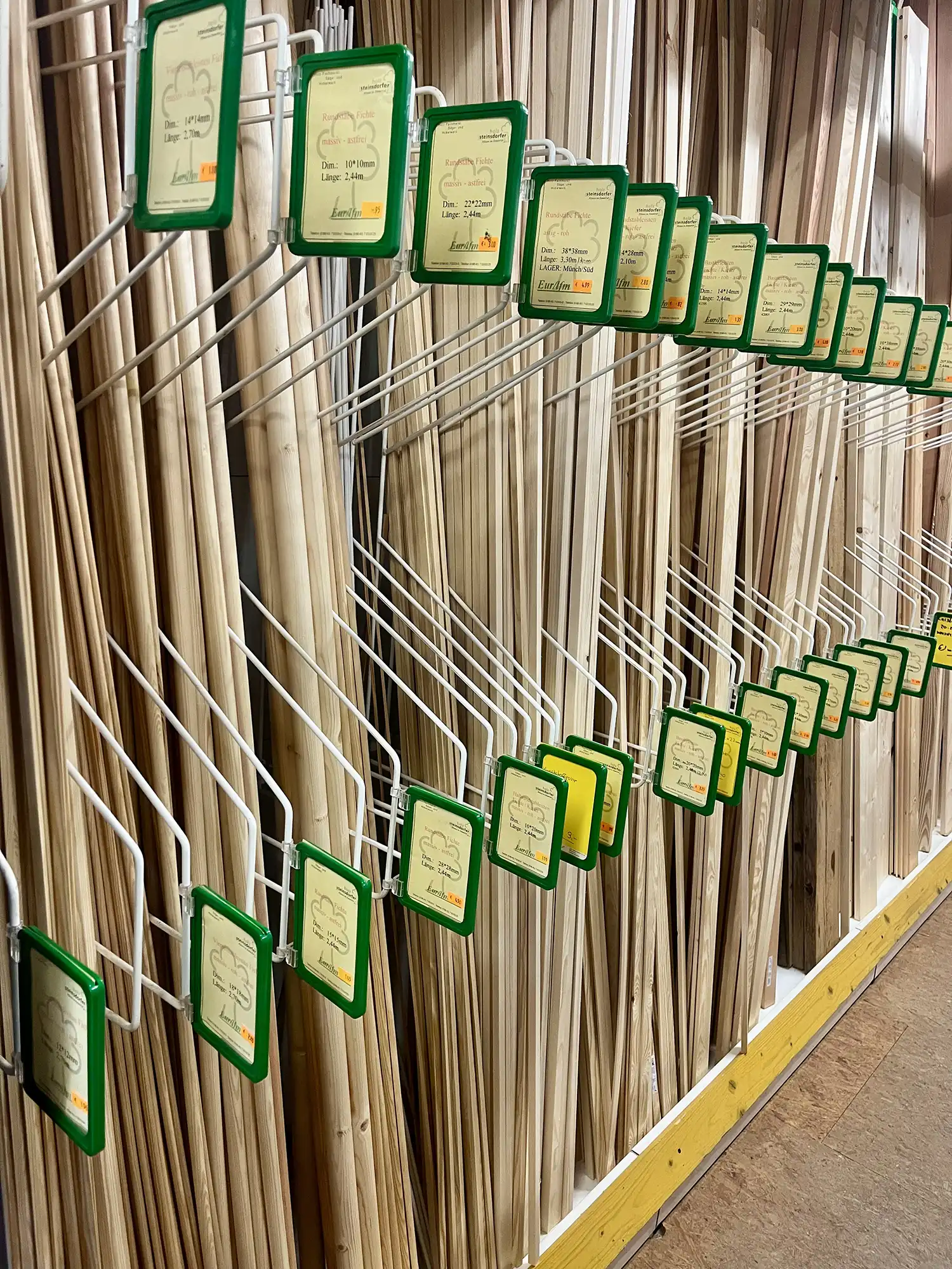 Gartenholz; Rundstäbe Fichte verschiedene Durchmesser bei Holz Steinsdorfer in Saulgrub nahe Murnau