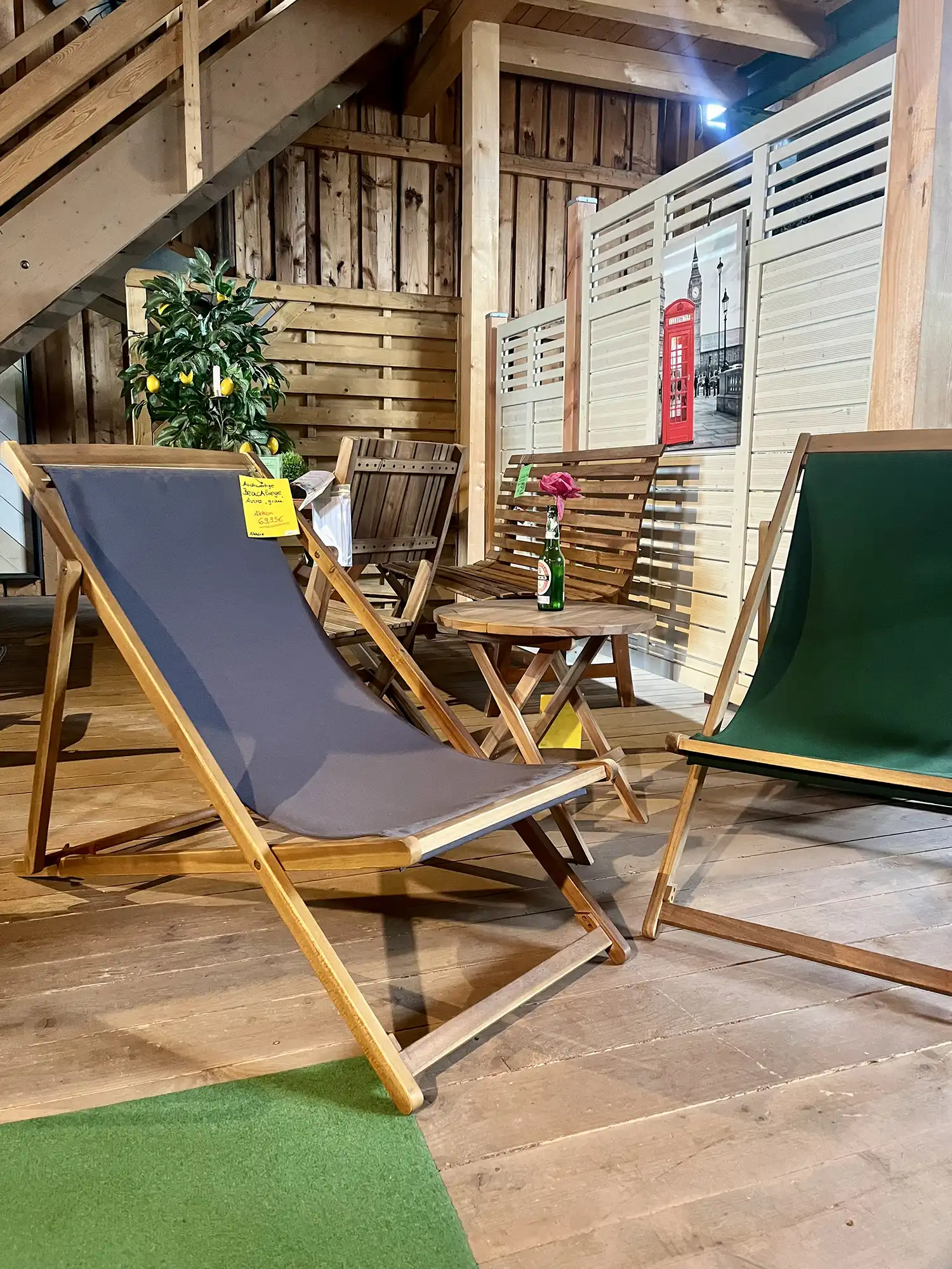 graue Beachliege in der Ausstellung von Holz Steinsdorfer 