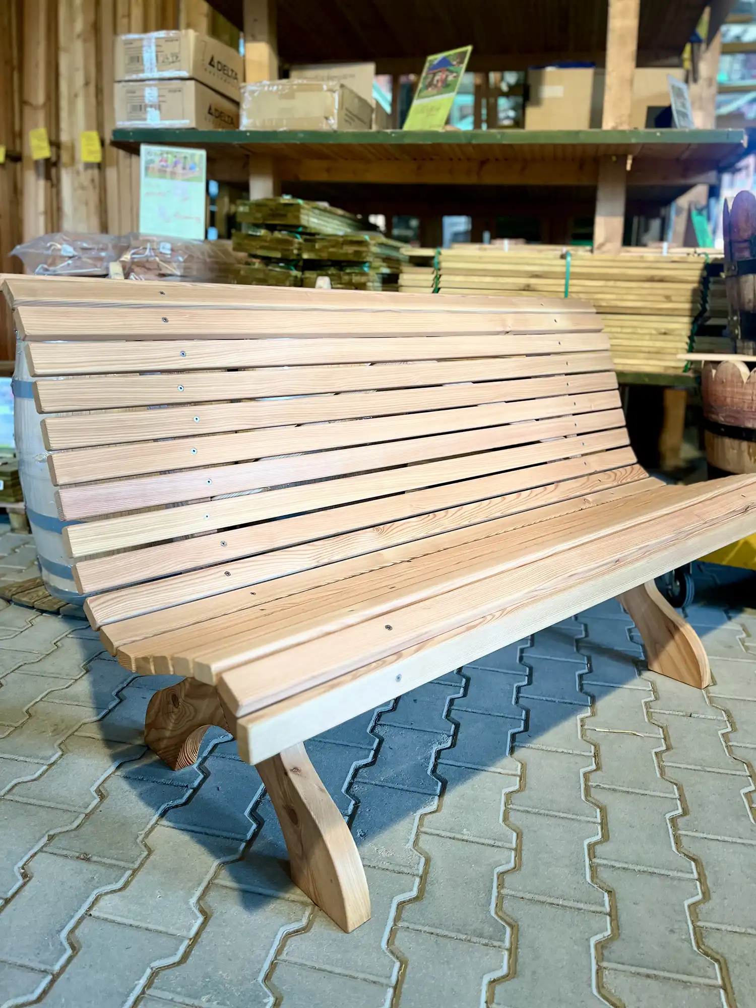 Gewellte gemütliche Sitzbänke bei Holz Steinsdorfer in Saulgrub nahe Murnau