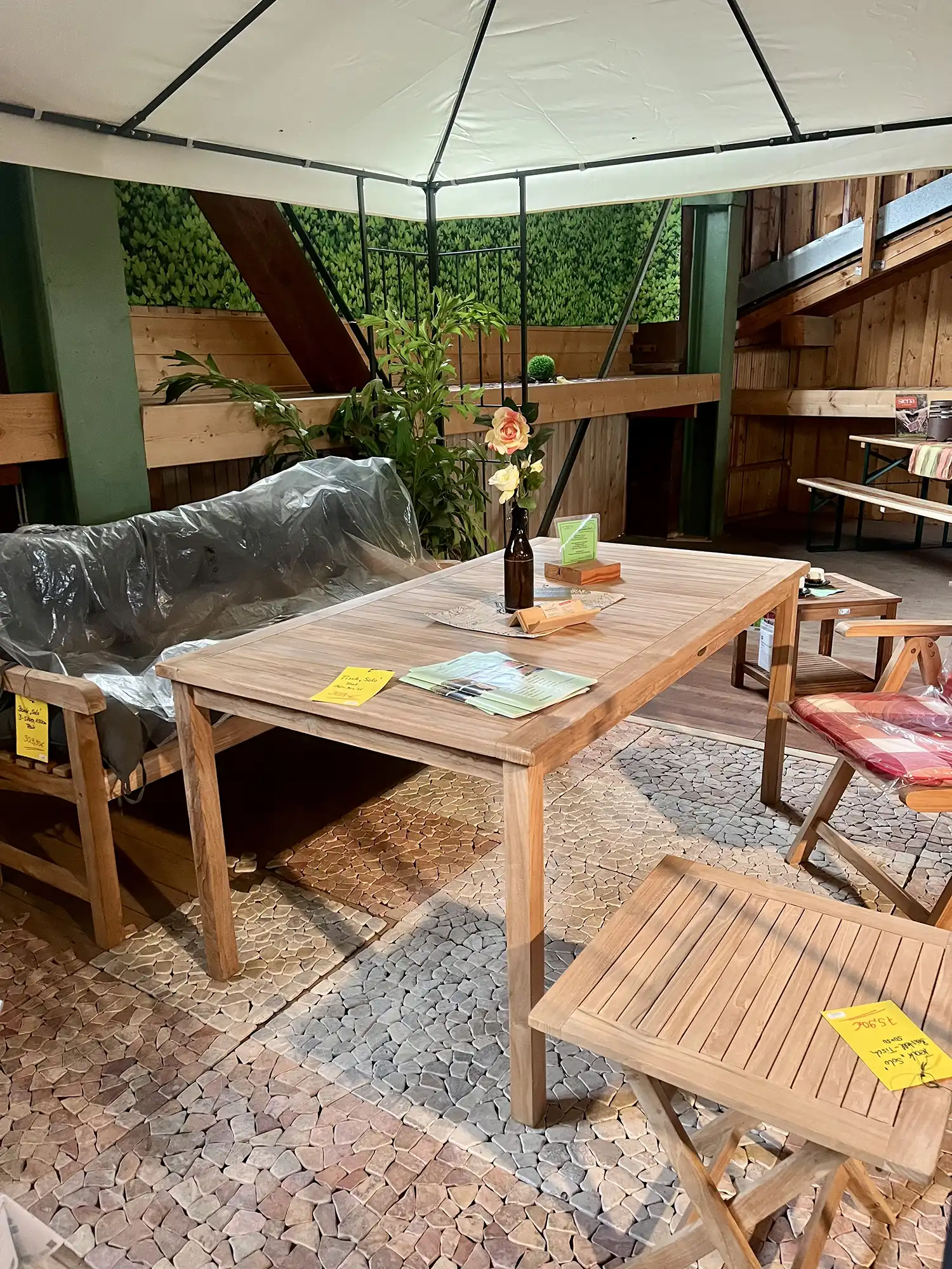 Teak-Gartenmöbel, Teak Sitzgruppe bei Holz Steinsdorfer in Saulgrub nahe Murnau
