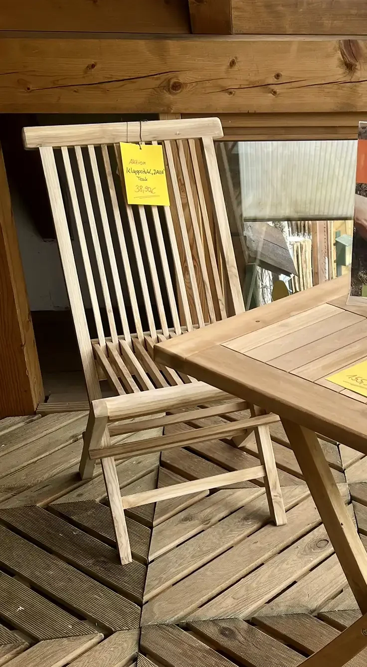 Klapptisch und Klappstühle in der Ausstellung von Holz Steinsdorfer