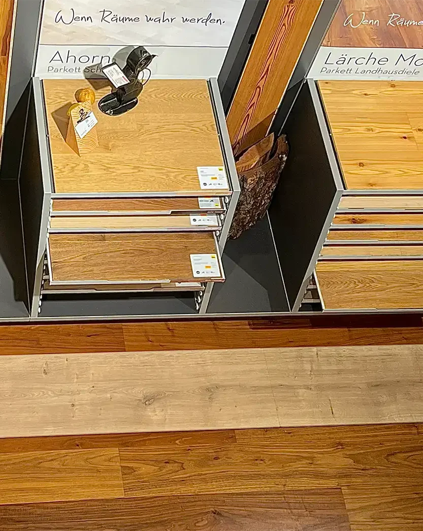 Blick von oben auf die Parkettböden in der Ausstellung von Holz Steinsdorfer