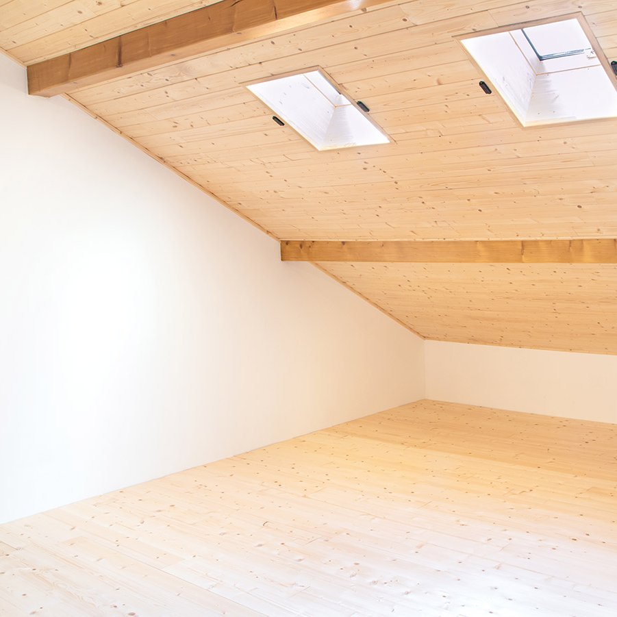 Helle Holzdeckenverkleidung aus Massivholz mit Dachfenstern