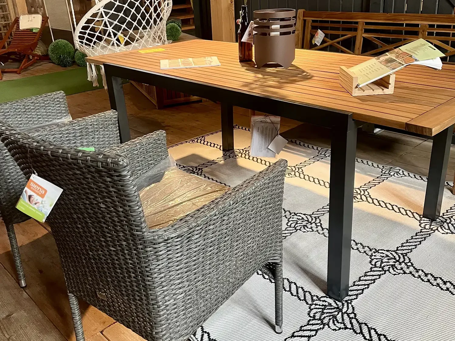 Ein Korbsessel und Holzmetalltisch 