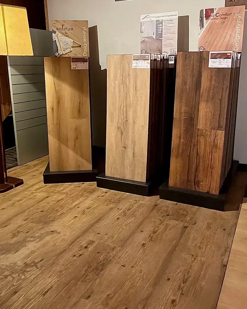 Blick in die Bodenausstellung mit Vinylböden und Designböden von Holz Steinsdorfer