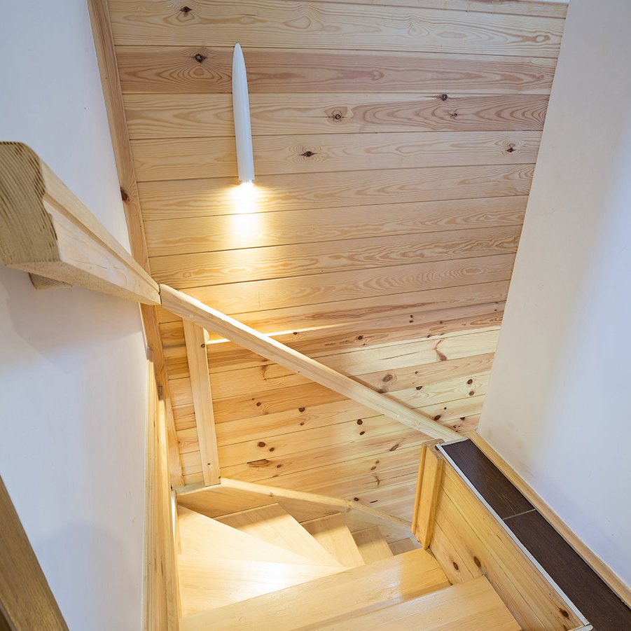 Wand- und Deckenverkleidung aus Holz im Treppenhaus