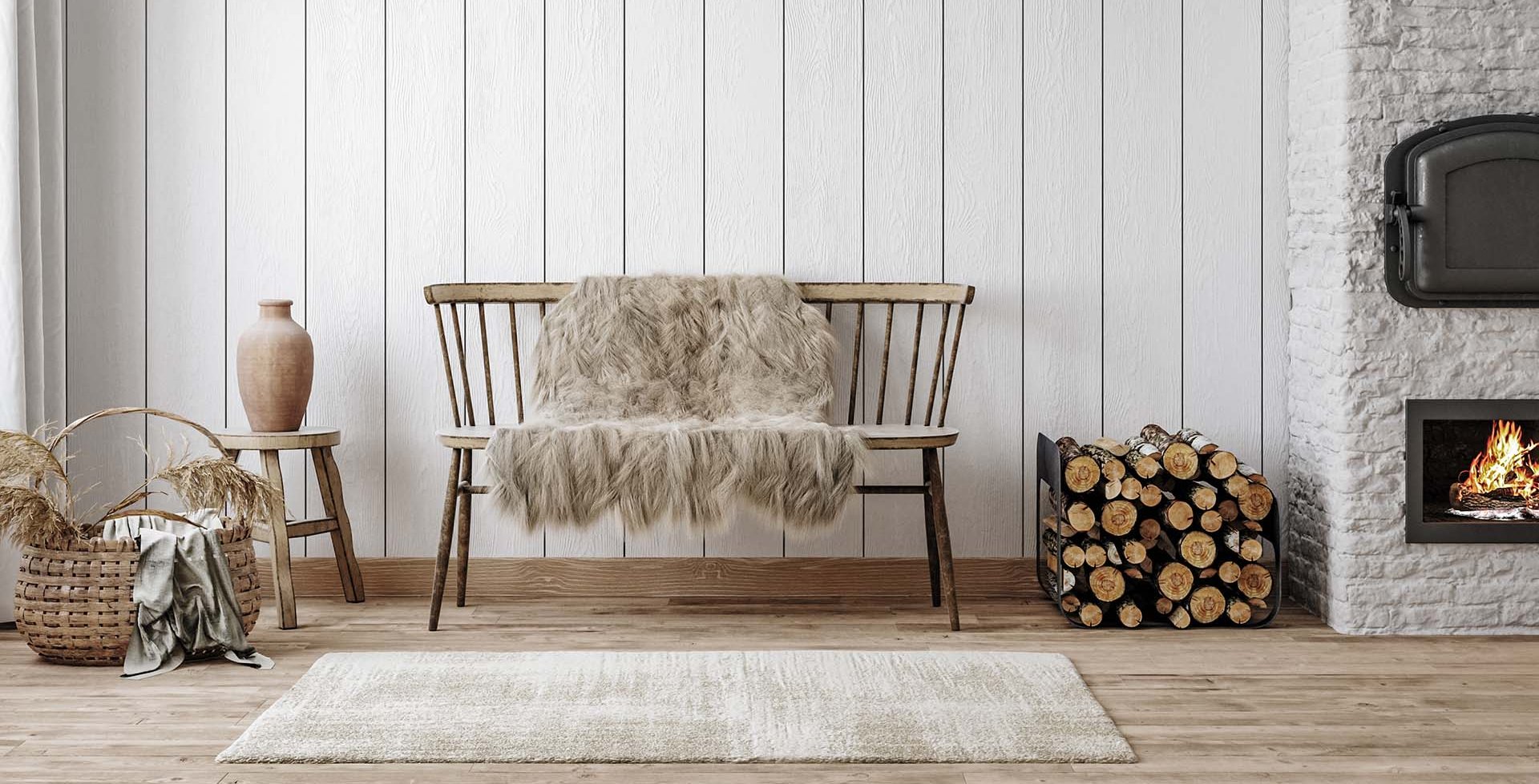 Whnecke neben dem Kamin mit einer weißen Wand aus Dekorpaneelen