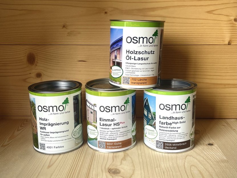 Verschiedene Osmo Holzschutzprodukte und Lasuren auf Holzregal präsentiert