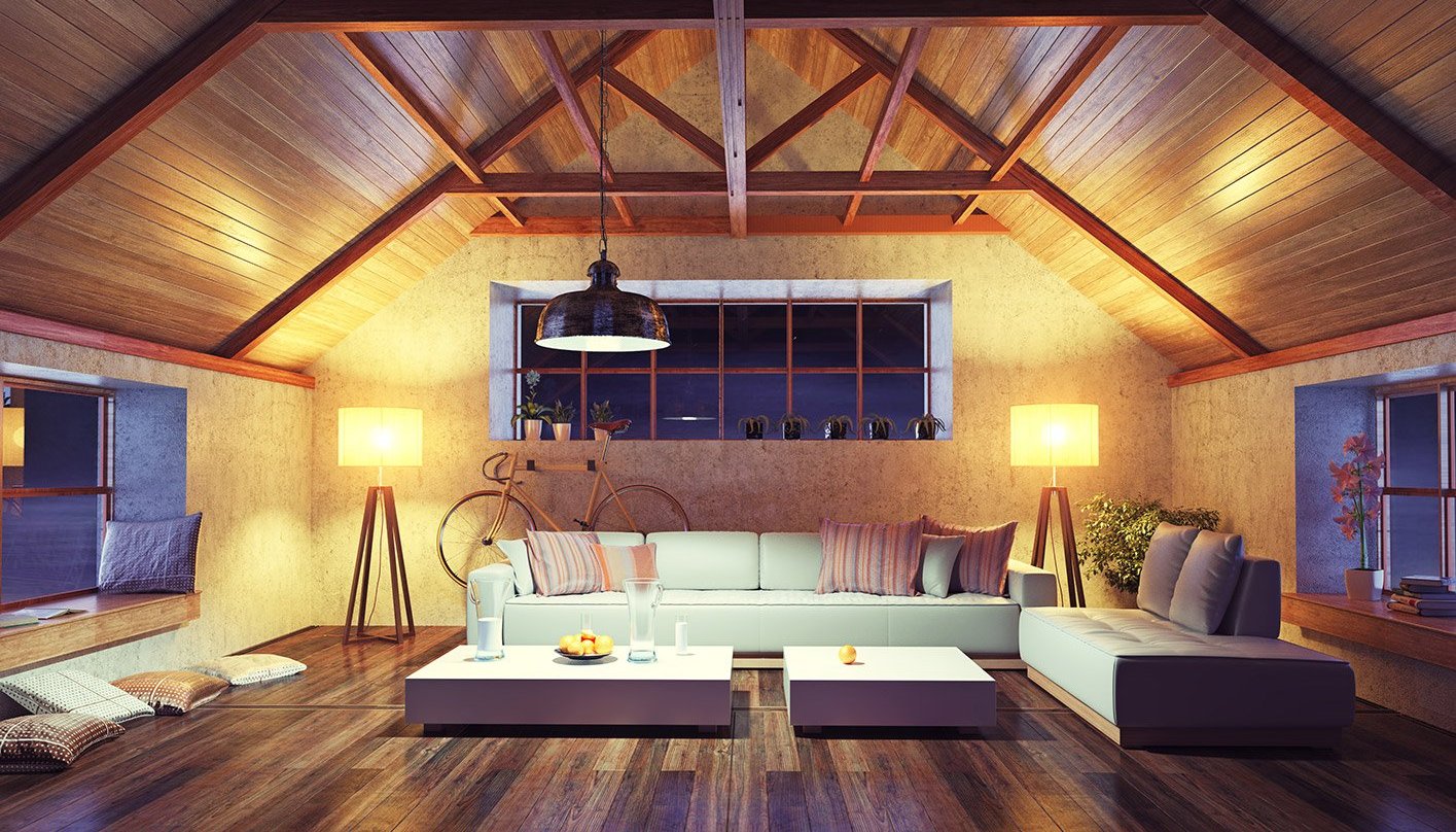 Ein Wohnzimmer unterm Dach mit einer Holzdecke