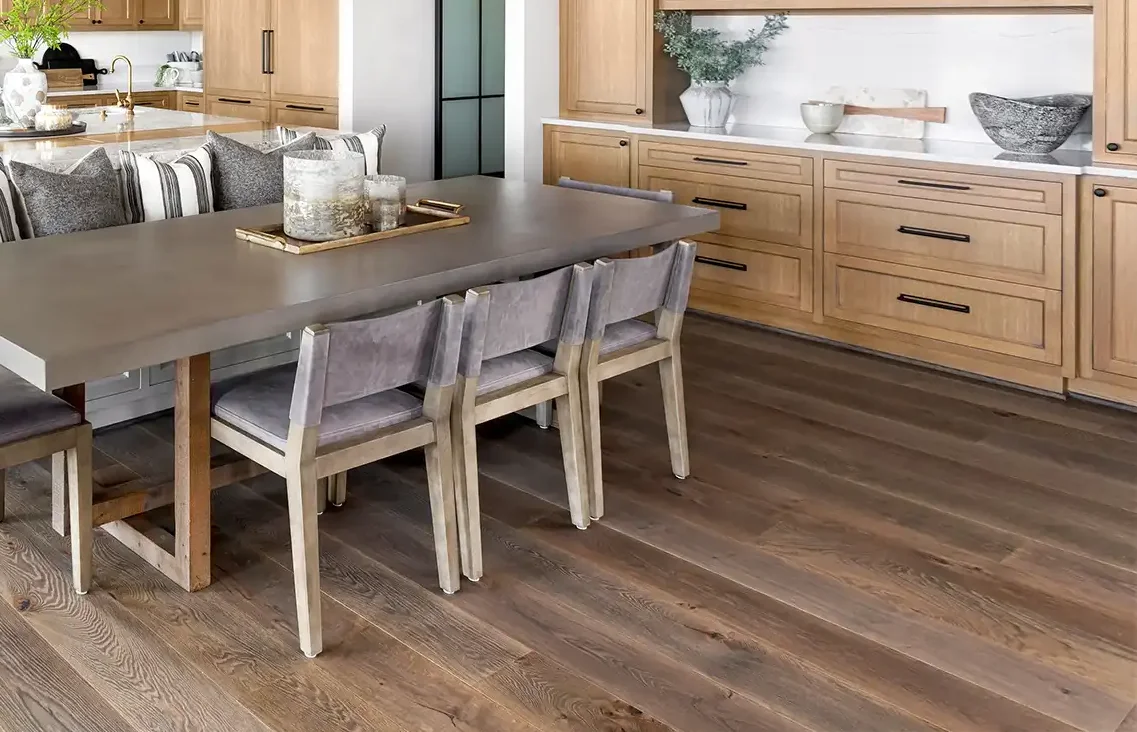 Eine moderne traditionelle Küche mit Parkettboden 