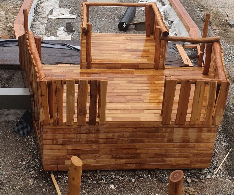 Ein großes Holzschiff als Spielburg auf einem Spielplatz