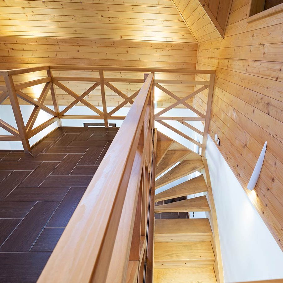 Natürliche Holzdecke mit sichtbarer Holzstruktur