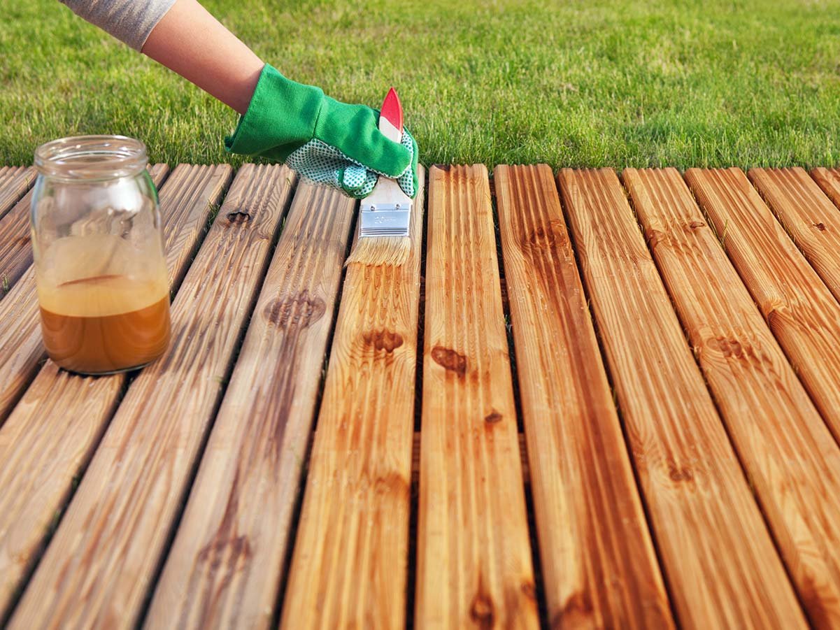 Vergleich von unbehandeltem und lasiertem Holz zur Darstellung der Farbwirkung