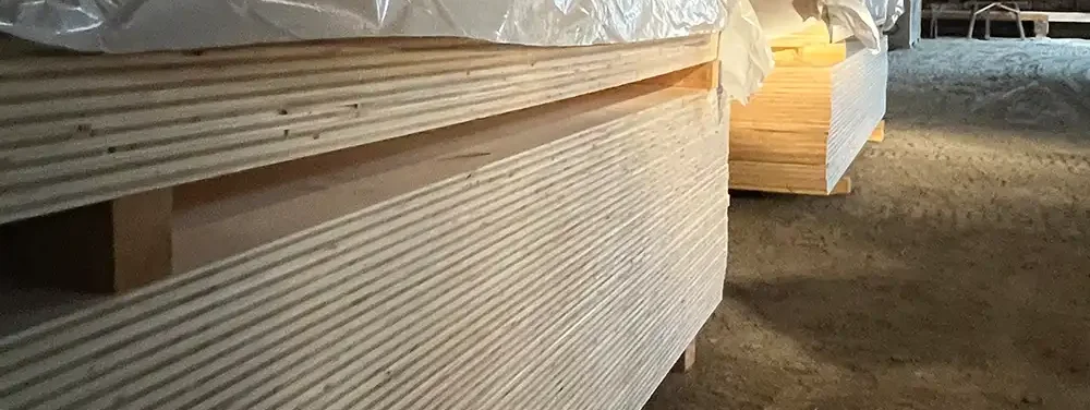 Ein Stapel Platten im Lager von Holz Steinsdorfer