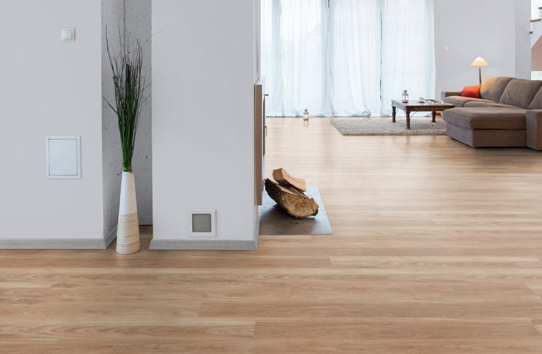 Ein moderner offener Wohnraum mit Vinylboden in Holzoptik