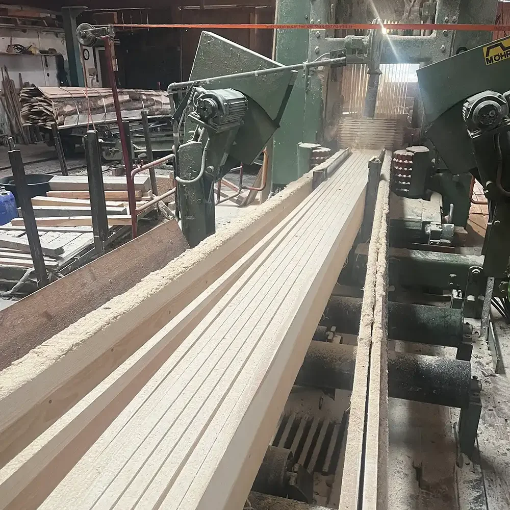 Hobelmaschine bei der Lohnhobelung von Bauholz im Hobelwerk von Holz Steinsdorfer