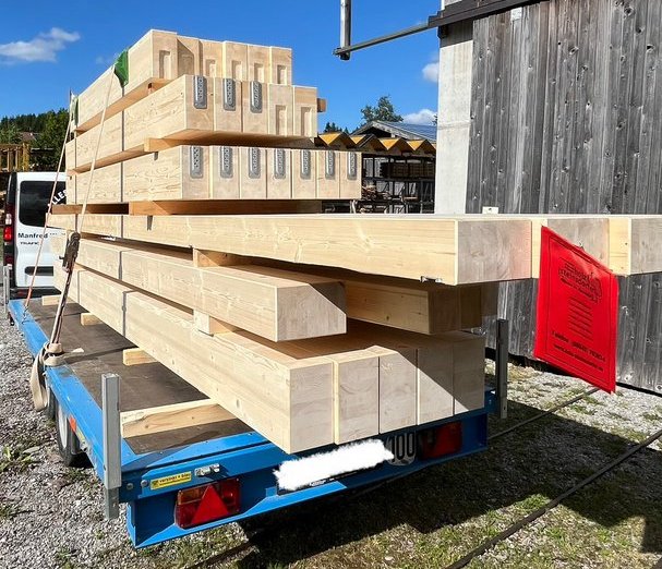 Ein Laster bei Holz Steinsdorfer beladen mit passend zugeschnittenem Bauholz