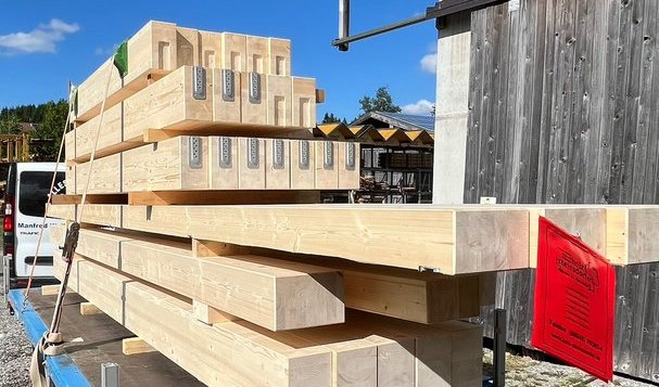 Fertig verladenes Bauholz auf dem LKW