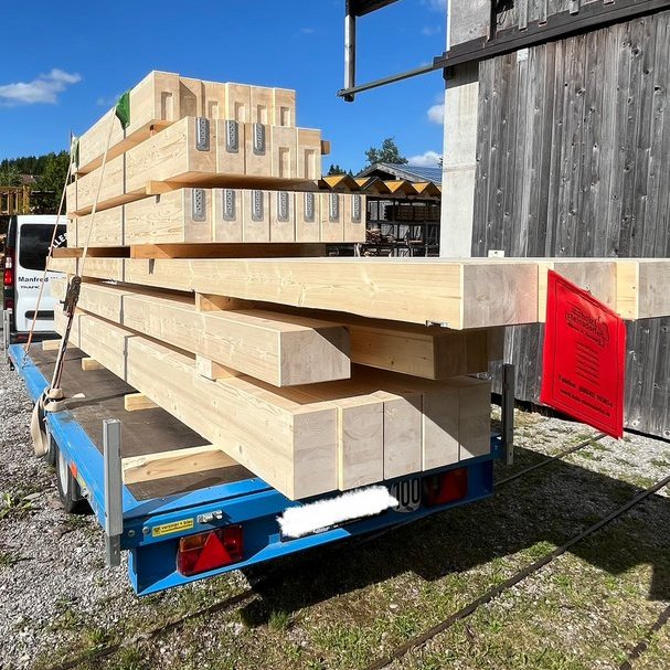 Aufgeladenes Bauholz aus dem eigenen Sägewerk auf einem Transportfahrzeug
