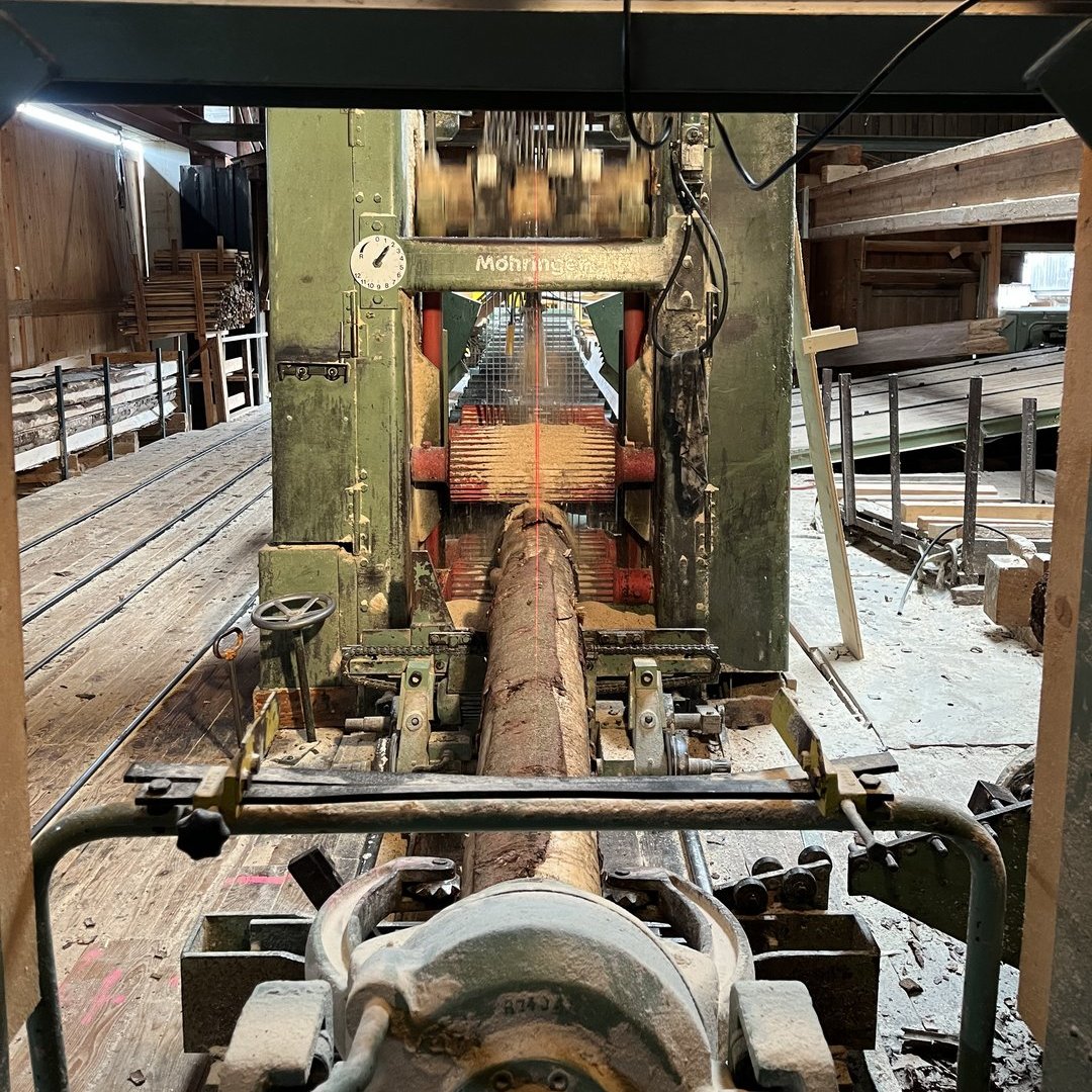 Sägeanlage bei der Verarbeitung von Rundholz zu Bauholz im Sägewerk Steinsdorfer