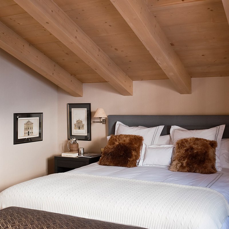 Holzdecke im Schlafzimmer mit sichtbaren Balken