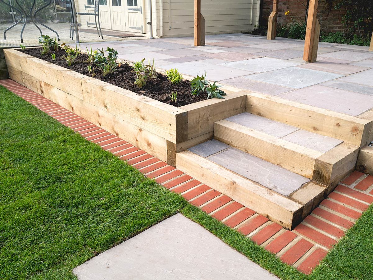 Gartenholz als Beeteinfassung und Stufenschwelle zur Gestaltung von Terrassen und Gartenanlagen