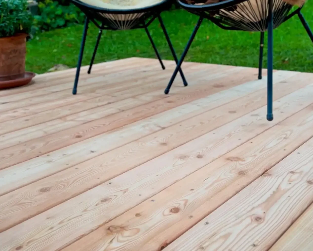 Nahaufnahme einer Terrasse aus Holz