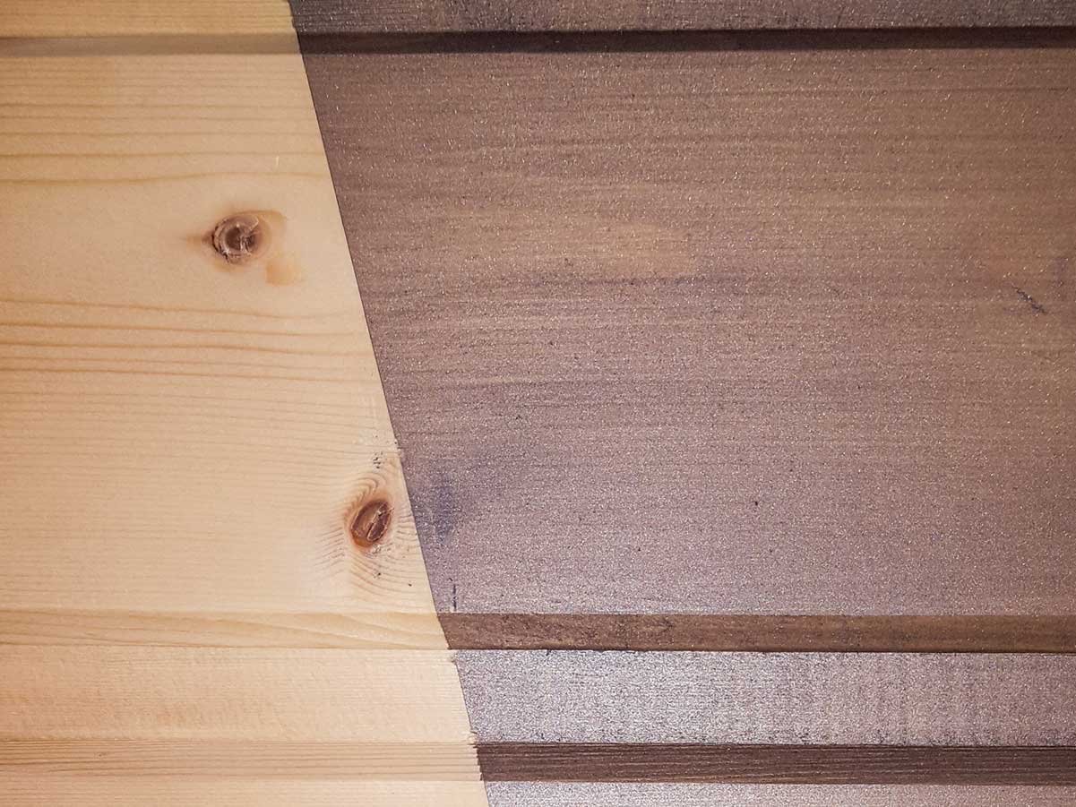 Vergleich von unbehandeltem und lasiertem Holz zur Darstellung der Farbwirkung