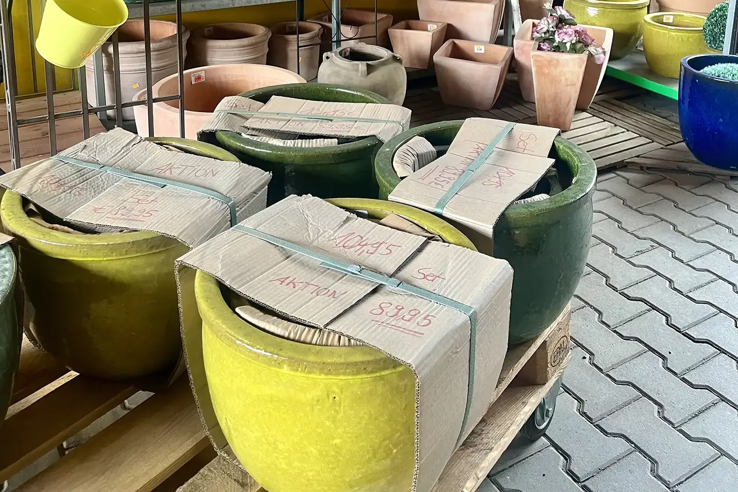 Blumentöpfe und Sets in der Ausstellung bei Holz Steinsdorfer