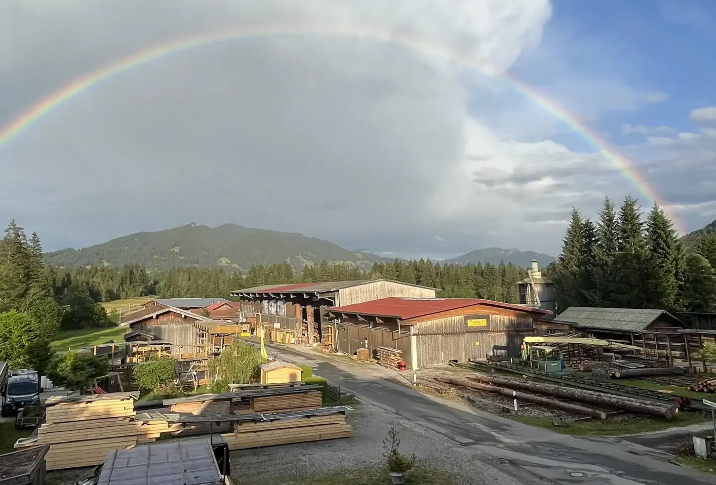 Holz Steinsdorfer Holzfachmarkt mit Regenbogen