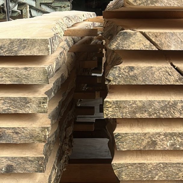 ertig gehobeltes Bauholz und Bretter im Lager von Holz Steinsdorfer