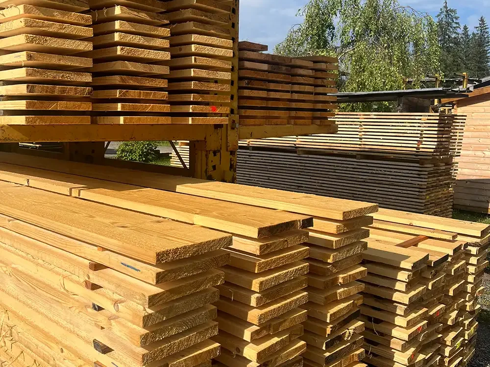 Außenlager für Bretter bei Holz Steinsdorfer