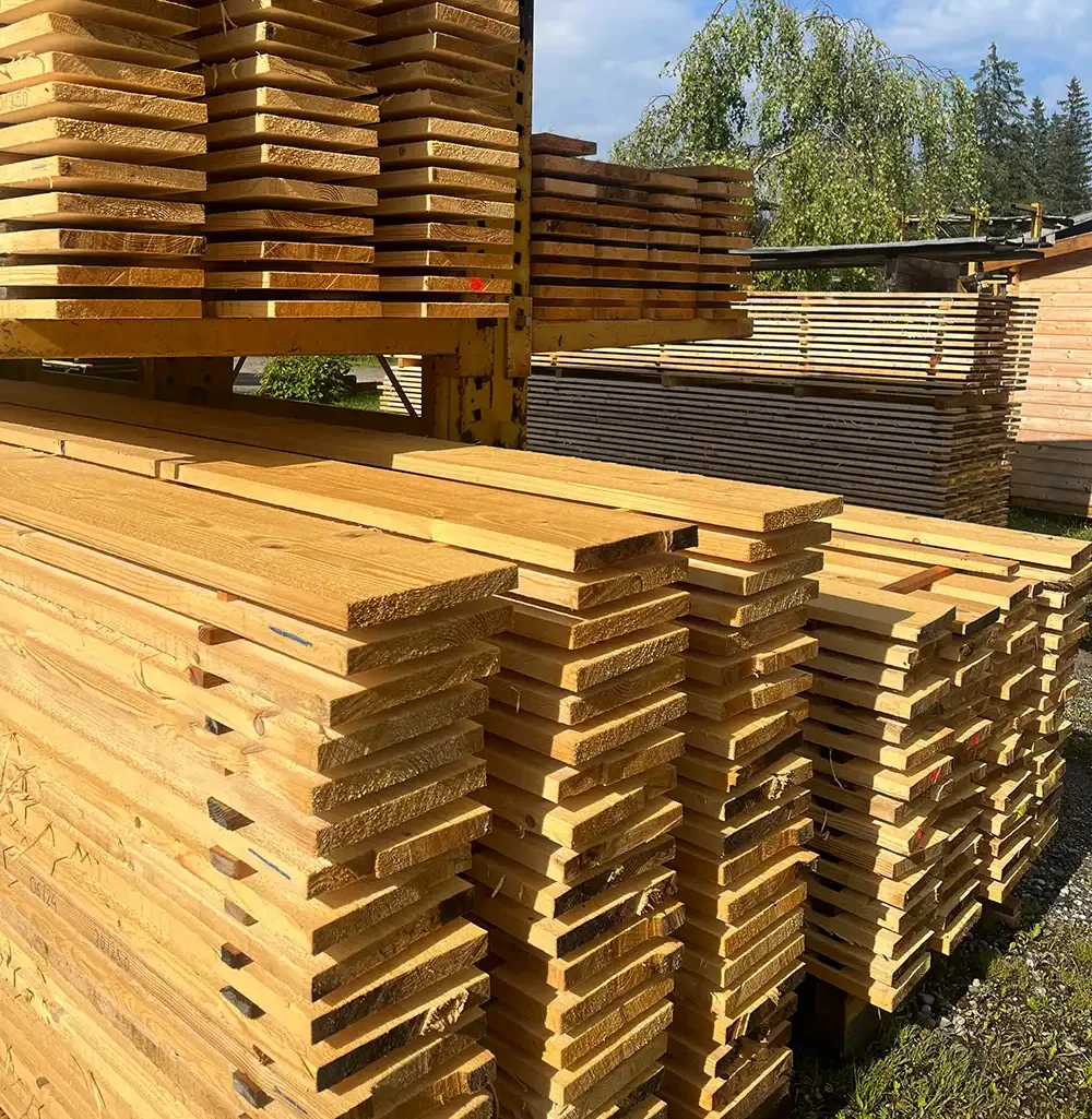 Ein Stapel Bretter im Außenlager bei Holz Steinsdorfer