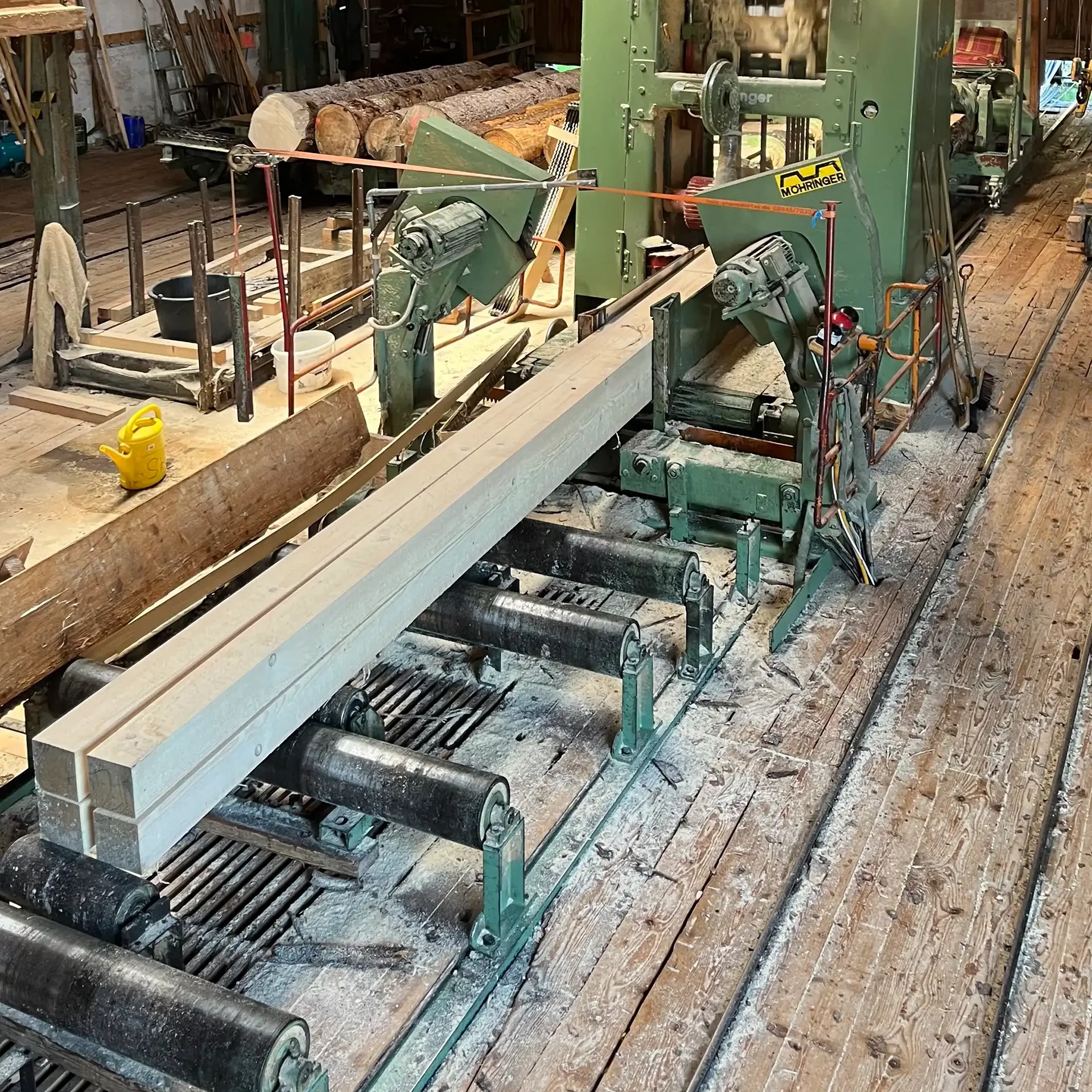 Holz wird auf der Sägelinie präzise zugeschnitten im Sägewerk von Holz Steinsdorfer