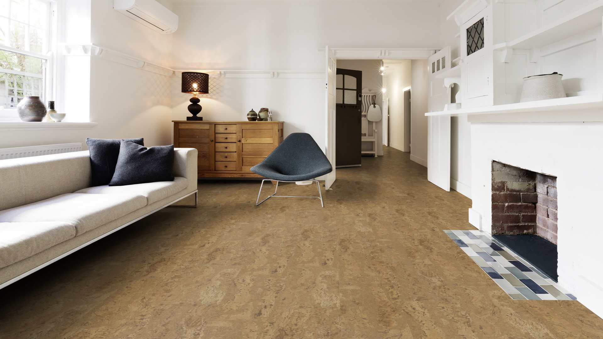 ein gemütliches Wohnzimmer mit Kamin und Korkboden